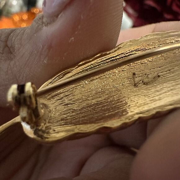 VINTAGE LIZ CLAIRBORNE LEAF PIN - Picture 3 of 3